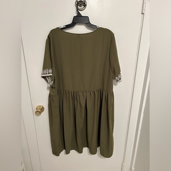 SHEIN dress with cute cut out detail around the bust. New, never worn, size 4X. - Picture 5 of 5